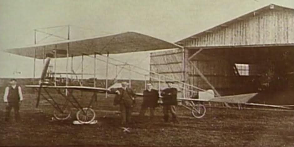 Prvi hrvatski zrakoplov. Pilot Dragutin Novak (prvi zdesna) ispred hangara na uzletištu na Črnomercu 1910. godine